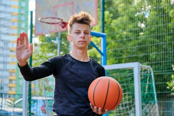 Komoly srác tizenéves kosárlabda mutató stop jel gesztus — Stock Fotó