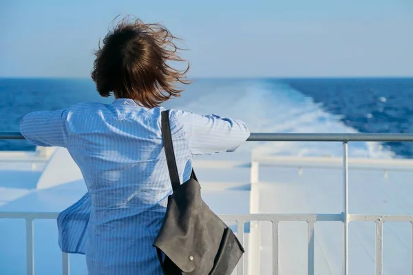 Vista trasera de una mujer disfrutando de un crucero por el mar — Foto de Stock