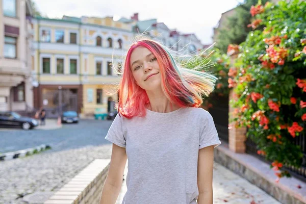 Menina adolescente na moda em fones de ouvido sem fio com penteado colorido tingido brilhante — Fotografia de Stock