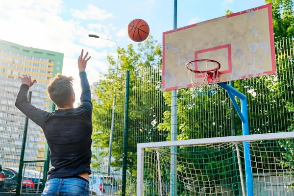 Підліток грає у вуличний баскетбол. Активний спосіб життя підлітків — стокове фото