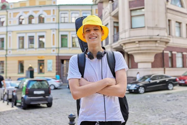 Porträtt av kreativ stilig kille i gul panama hatt med gitarr i fall — Stockfoto