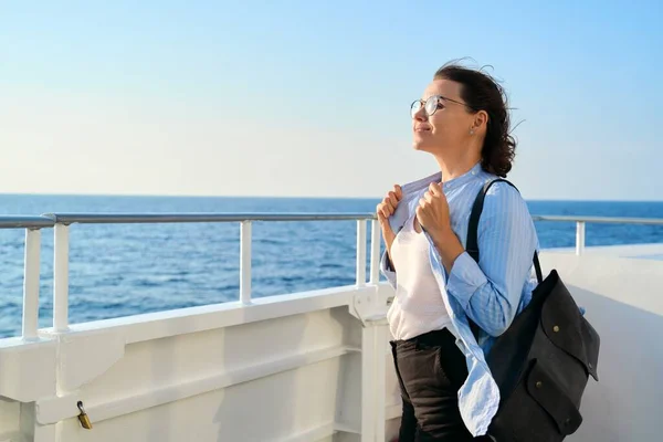 Hermosa mujer madura feliz en la cubierta del barco, ferry, disfrutando del viaje marítimo — Foto de Stock