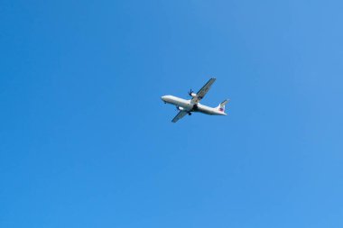 Yunanistan Santorini, 11-09-2019. Gökyüzü Ekspresi, Santorini adasının üzerinde gökyüzünde bir uçak.