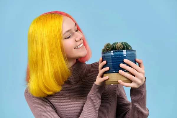 Leende tonåring flicka huvud skott med färgat färgat hår håller potten med kaktus — Stockfoto