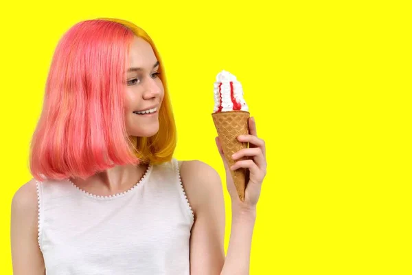 Leende modell tonåring med glass i våffla kon över gul bakgrund — Stockfoto