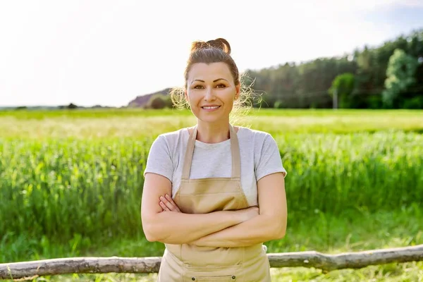 Portrait de femme mûre souriante agricultrice dans le champ — Photo