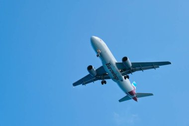 Yunanistan Santorini, 11-09-2019. Eurowings, Santorini adasının üzerinde gökyüzünde bir uçak