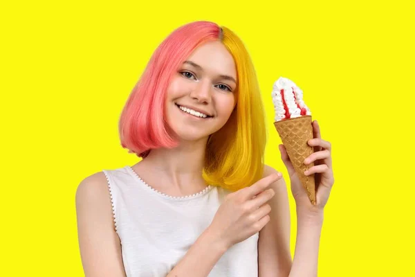 Leende modell tonåring med glass i våffla kon över gul bakgrund — Stockfoto