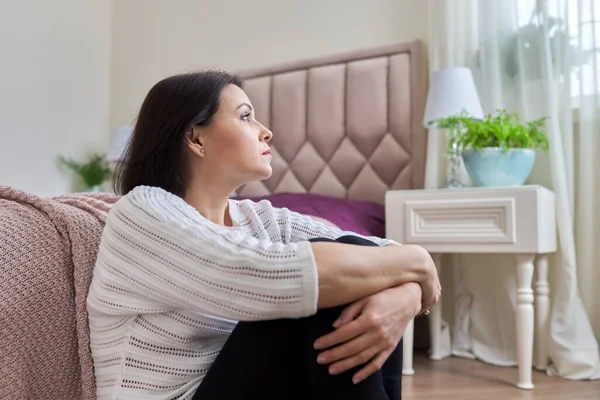 슬프고 좌절하고 우울 한 장성 한 여인이 집에 앉아 있는 모습 — 스톡 사진