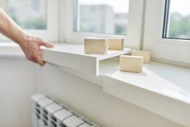 Yapay taş pencere pervazı, kurulum, teknolojik süreç.