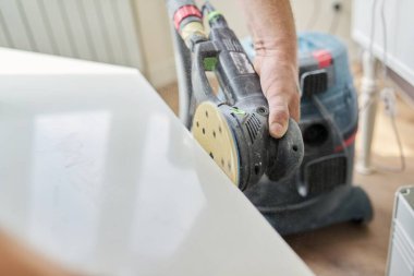 Yapay taş pencere pervazı, kurulum, teknolojik süreç.