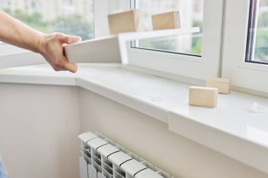 Yapay taş pencere pervazı, kurulum, teknolojik süreç.