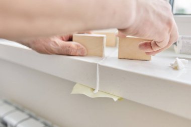 Yapay taş pencere pervazı, kurulum, teknolojik süreç.