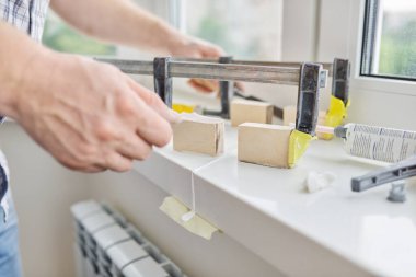 Yapay taş pencere pervazı, kurulum, teknolojik süreç.