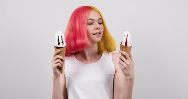 웃는 젊은 여자 손에 와플 원추형 아이스크림 두 개 — 비디오
