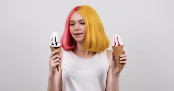 Dos helados en conos de gofre en manos de una joven sonriente — Vídeos de Stock