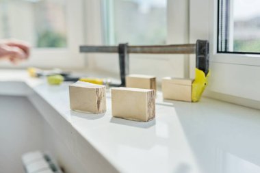 Yapay taş pencere pervazı, kurulum, teknolojik süreç.