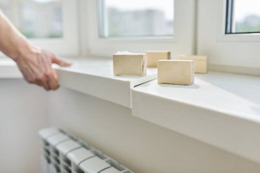 Yapay taş pencere pervazı, kurulum, teknolojik süreç.