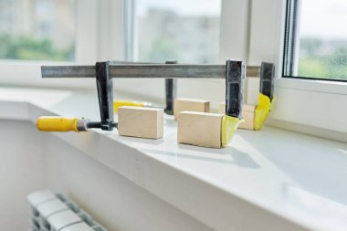 Yapay taş pencere pervazı, kurulum, teknolojik süreç.