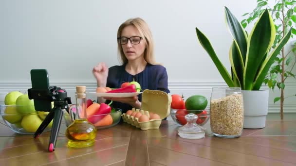 Mujer nutricionista hablando de comer sano grabación de vídeo corriente en el teléfono inteligente — Vídeo de stock