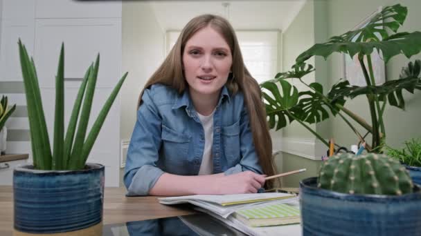 Junge Studentin studiert online mittels Videokommunikation — Stockvideo