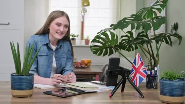 İngiltere çevrimiçi İngilizce öğreniyor. Kız öğrenci uzaktan webcam 'e bakıyor. — Stok video