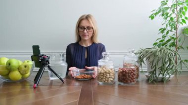 Fındıklı vitaminler. Kadın beslenme uzmanı fındıkları suya batırıyor, internetten danışmanlık yapıyor.