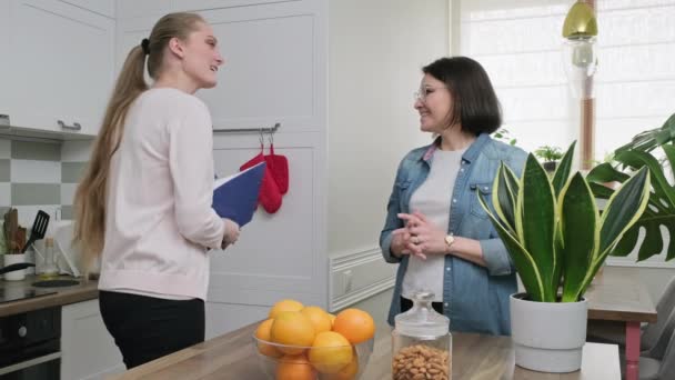 Jonge werknemer in gesprek met volwassen vrouw en schrijven enquête interview — Stockvideo