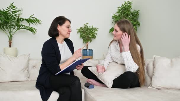 Jeune femme lors d'une rencontre avec un psychologue au bureau — Video