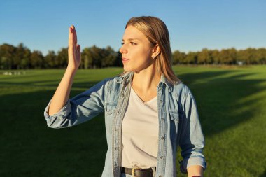 Kameraya konuşan genç ve güzel bir kadın.