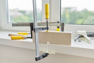 Yapay taş pencere pervazı, kurulum, teknolojik süreç.