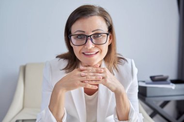 Kadın akıl hocası, özel öğretmen, webcam 'e bakan öğretmen, yakın çekim yüz..