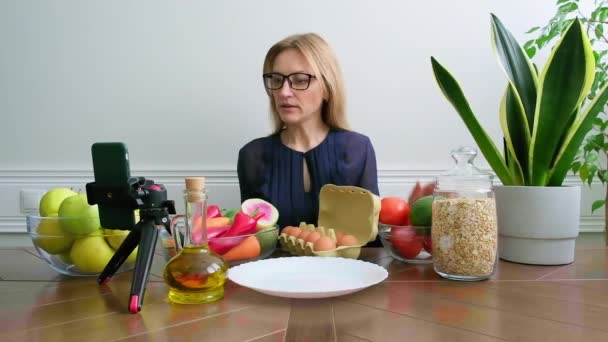 Kobieta dietetyk mówi o zdrowym odżywianiu strumień wideo nagrywania na smartfonie — Wideo stockowe