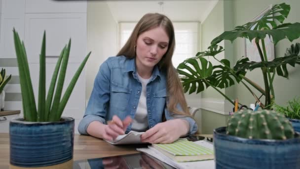 Jonge vrouwelijke universitaire student die online studeert met behulp van video communicatie — Stockvideo