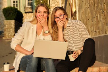 Şaşırmış iki duygusal genç kız arkadaş açık havada