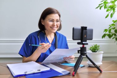 Çevrimiçi doktor muayenesi, kadın hasta ile video görüşmesi.