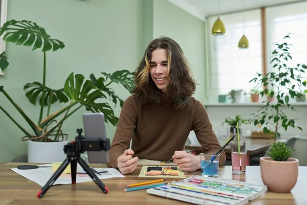 Adolescent gars dessin à l'aquarelle, regarder des cours vidéo sur smartphone — Photo