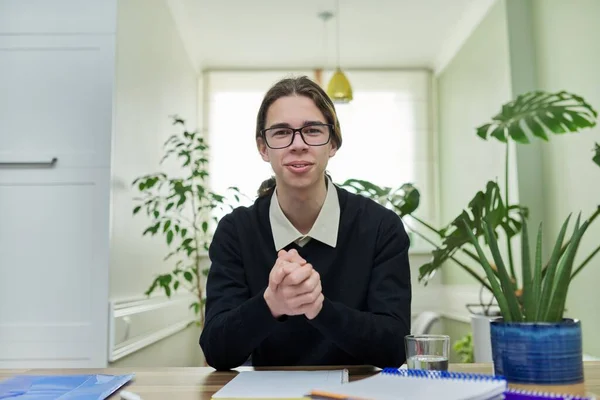 Student Teenager spricht mit Videokonferenz in Kamera — Stockfoto