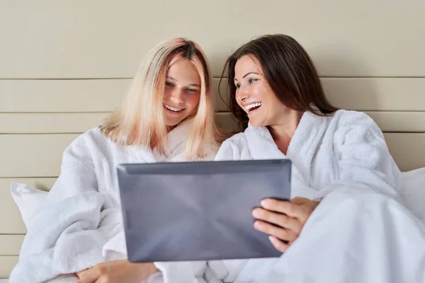 Feliz rindo mãe e filha adolescente com tablet digital — Fotografia de Stock