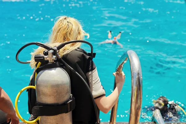 Jonge vrouw duiker voorbereiding voor scuba duiken — Stockfoto