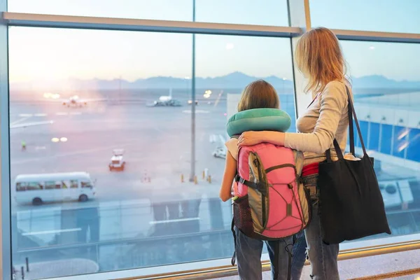 Pasajeros del aeropuerto familia madre e hija niño mirando aviones en ventana panorámica —  Fotos de Stock