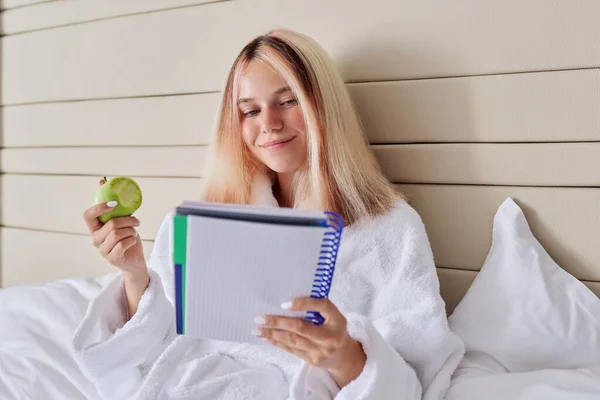 Estudante adolescente com maçã verde e caderno escolar — Fotografia de Stock
