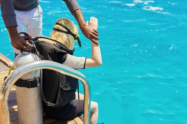 Jonge vrouw duiker voorbereiding voor scuba duiken — Stockfoto