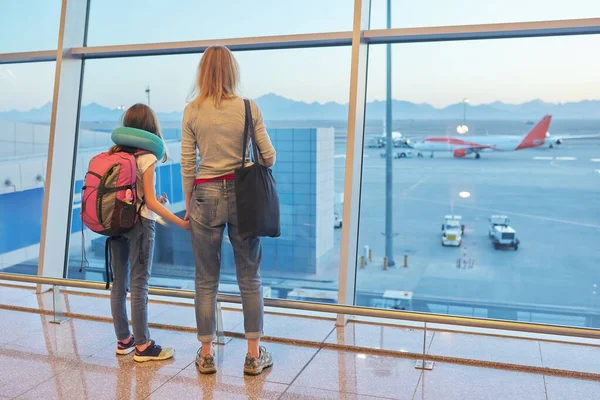 Pasajeros del aeropuerto familia madre e hija niño mirando aviones en ventana panorámica —  Fotos de Stock