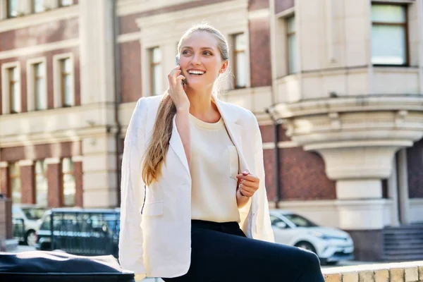 Красивая молодая деловая женщина разговаривает по мобильному телефону в городе — стоковое фото