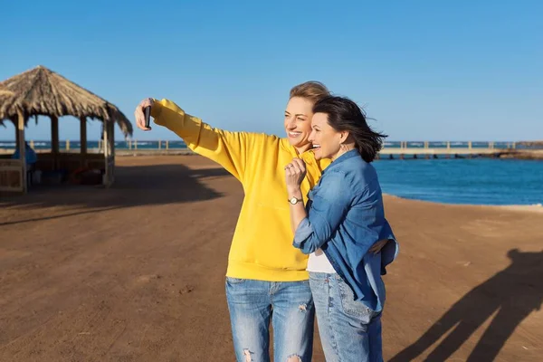 Dwa Dojrzałe szczęśliwy kobiety biorąc selfie zdjęcie razem za pomocą smartfona — Zdjęcie stockowe