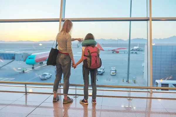 Pasajeros del aeropuerto familia madre e hija niño mirando aviones en ventana panorámica —  Fotos de Stock