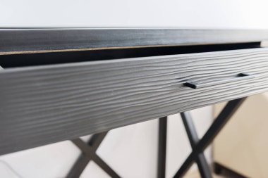 Modern mobilyalar, üst çekmeceli uzun tüpler.