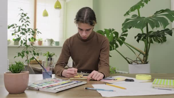 Teenager malen zu Hause mit Aquarellen. Kreativität, Hobby, Teens Konzept — Stockvideo