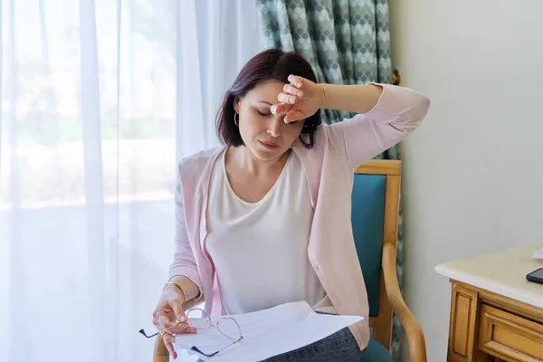 Estrés, dolor de cabeza, migraña, mujer de mediana edad molesta sosteniendo la cabeza con las manos —  Fotos de Stock